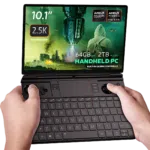 "Kuva GPD WIN Max 2 2025 -kämmentietokoneesta, jossa on 10,1 tuuman 2,5K-kosketusnäyttö. Tärkeimmät tekniset tiedot sisältävät AMD Ryzen AI Pro 9 HX -suorittimen, AMD Radeon -grafiikkapiirin, 64 Gt RAM-muistia ja 2 Tt M.2 SSD-tallennustilan. Näytössä näkyy futuristinen pelikohtaus scifi-teemalla, mikä korostaa sen kehittynyttä suorituskykyä ja immersiivistä kokemusta."