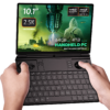 Abbildung des GPD Win Max 2 2025 Handheld PCs mit einem 10,1-Zoll 2,5K-Touchscreen-Display. Zu den Hauptspezifikationen gehören AMD Ryzen AI Pro 9 HX CPU, AMD Radeon Graphics, 64 GB RAM und 4 TB M.2 SSD Speicher. Das Display zeigt eine futuristische Spielszene mit einem Science-Fiction-Thema, die seine fortschrittliche Leistung und immersive Erfahrung betont.