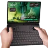Imagen del PC portátil GPD Win Max 2 2025 con una pantalla táctil de 10,1 pulgadas y resolución 2.5K. Las especificaciones clave incluyen CPU AMD Ryzen AI Pro 9 HX, Gráficos AMD Radeon, 64GB de RAM y 4TB de almacenamiento M.2 SSD. La pantalla muestra una escena de juego futurista con un tema de ciencia ficción, enfatizando su rendimiento avanzado y experiencia inmersiva.