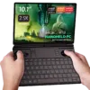 Pilt GPD Win Max 2 2025, 10,1-tollise 2,5K puuteekraaniga pihuarvuti. Sellel on AMD Ryzen AI Pro 9 HX ja Radeon 8000 seeria graafika. Seadmel on kuni 64 GB RAM ja kuni 4 TB M.2 SSD-mälu, sisseehitatud mängukontroll ja täielik QWERTY-klaviatuur. Ekraanil kuvatakse futuristlikku mängustseeni koos elava visuaaliga, mis rõhutab selle täiustatud jõudlusvõimet.