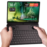 Kuva GPD Win Max 2 2025:stä, kannettavasta pelitietokoneesta, jossa on 10,1 tuuman 2,5K-kosketusnäyttö. Siinä on AMD Ryzen AI Pro 9 HX ja Radeon 8000 -sarjan grafiikat. Laitteessa on jopa 64 Gt RAM-muistia ja jopa 4 TB M.2 SSD tallennustilaa, ja siinä on sisäänrakennetut pelisäätimet ja täysi QWERTY-näppäimistö. Näytöllä näkyy futuristinen pelikuvio eloisalla visuaalisuudella, mikä korostaa laitteen kehittyneitä suorituskykyominaisuuksia.