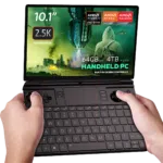 Kuva GPD Win Max 2 2025:stä, kannettavasta pelitietokoneesta, jossa on 10,1 tuuman 2,5K-kosketusnäyttö. Siinä on AMD Ryzen AI Pro 9 HX ja Radeon 8000 -sarjan grafiikat. Laitteessa on jopa 64 Gt RAM-muistia ja jopa 4 TB M.2 SSD tallennustilaa, ja siinä on sisäänrakennetut pelisäätimet ja täysi QWERTY-näppäimistö. Näytöllä näkyy futuristinen pelikuvio eloisalla visuaalisuudella, mikä korostaa laitteen kehittyneitä suorituskykyominaisuuksia.