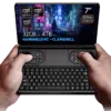 Käes on GPD Win Mini 2025, 7-tollise 120 Hz VRR-ekraaniga klambriga pihuarvuti, mis töötab AMD Ryzen AI 9 HX 365/370 või Ryzen 7 8840U protsessoriga. Kuni 64 GB RAM-i ja 4 TB NVMe-mälu sisaldav seade on optimeeritud mängimiseks ja tootlikkuseks Hall Effecti joysticki, täieliku QWERTY-klaviatuuri ja uimastava küberpunk-teemalise visuaaliga ekraanil.