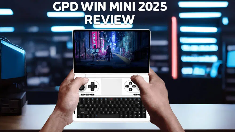 (GPD WIN MINI 2025 Review): Záber na osobu, ktorá drží GPD WIN Mini 2025 v jasnej hernej zostave. Zariadenie je vybavené 7-palcovým displejom, plnohodnotnou klávesnicou QWERTY a hernými ovládacími prvkami. Na obrazovke sa zobrazuje živé pozadie v štýle kyberpunku s prekrytím textu: "GPD WIN MINI 2025 REVIEW".