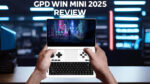 (GPD WIN MINI 2025 ülevaade): GPD WIN Mini 2025: Elustiilipilt inimesest, kes hoiab käes GPD WIN Mini 2025 heledas mängukorralduses. Seadmel on 7-tolline ekraan, täielik QWERTY-klaviatuur ja mängude juhtimisseadmed. Ekraanil on elav küberpunk-stiilis taust koos teksti pealekandmisega: "GPD WIN MINI 2025 ÜLEVAADE".