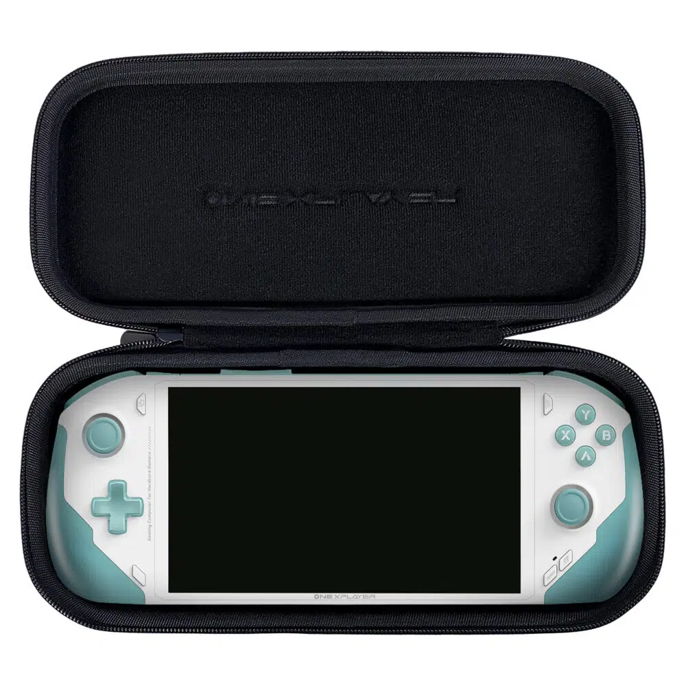 De geopende ONEXPLAYER ONEXFLY beschermhoes toont de compacte ONEXPLAY handheld gameconsole die er perfect in past. De zachte, stevige voering en de nauwsluitende pasvorm van de console komen goed tot hun recht.