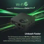 Tyylikäs RockTek GX1 -televisio, jota ympäröivät vihreät liikeradat ja joka mainostaa sen kehittyneitä WiFi 6 ja Bluetooth 5.2 -tekniikoita nopeamman ja tehokkaamman yhteyden tarjoamiseksi.