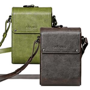 Divas AYANEO ādas crossbody somas zaļā un brūnā krāsā. Abām somām ir minimālisma dizains ar reljefu zīmolu un regulējamām siksnām.