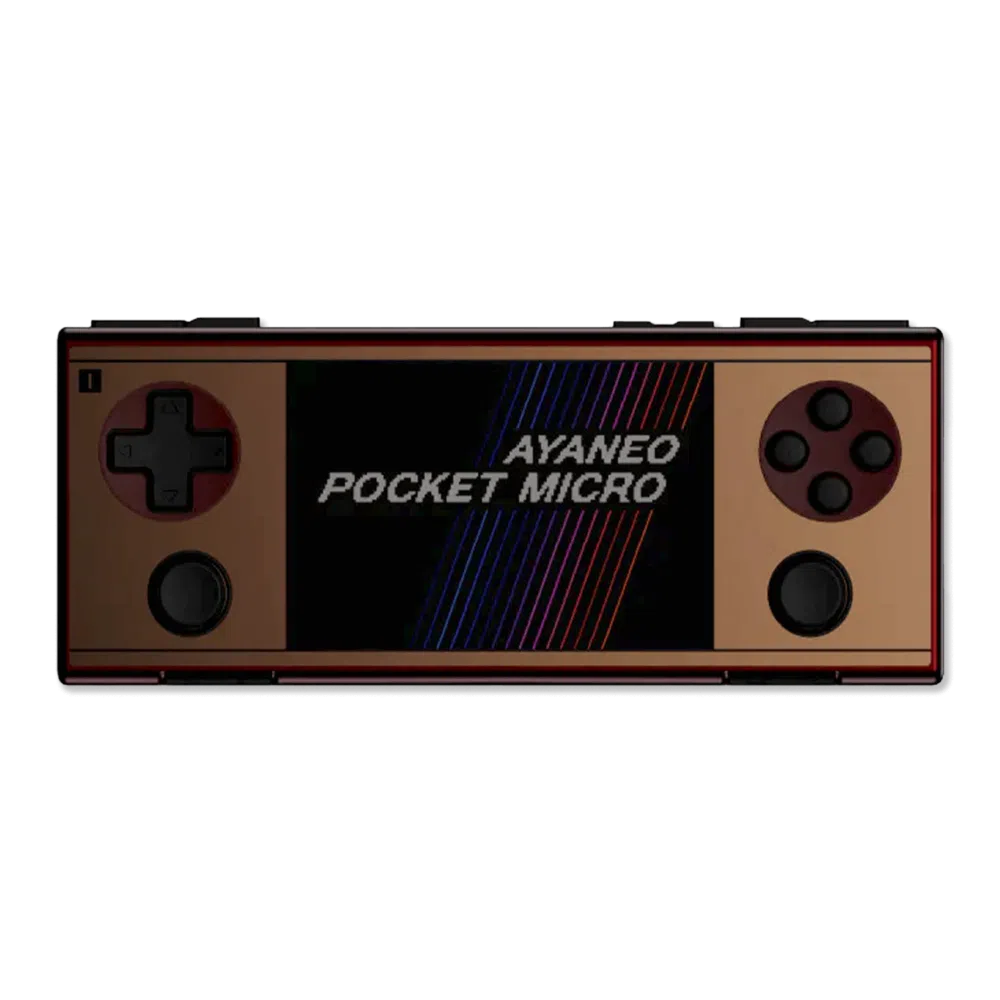 Pohled na AYANEO Pocket Micro ve zlaté barvě (označované jako "Retro Gold") zepředu, zobrazující stejnou hru jako černá verze. Tento obrázek zdůrazňuje barevnou rozmanitost zařízení při zachování identického rozložení tlačítek a zobrazení na obrazovce.