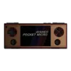 Frontvy av AYANEO Pocket Micro i guld (beskrivs som "Retro Gold"), som visar samma spel som den svarta versionen. Den här bilden belyser enhetens färgvariation samtidigt som knapplayout och skärmvisning är identiska.