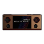 Vista frontale del AYANEO Pocket Micro in Oro (descritto come "Oro Retrò"), che mostra lo stesso gioco della versione nera. Questa immagine evidenzia la varietà di colori del dispositivo mantenendo identica la disposizione dei pulsanti e il display dello schermo.