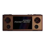 Vista frontale del AYANEO Pocket Micro in Oro (descritto come "Oro Retrò"), che mostra lo stesso gioco della versione nera. Questa immagine evidenzia la varietà di colori del dispositivo mantenendo identica la disposizione dei pulsanti e il display dello schermo.