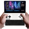 Mains tenant la variante blanche du GPD Win Mini 2025, un ordinateur portable compact à clapet avec un écran VRR de 7 pouces à 120 Hz, un processeur AMD Ryzen AI Pro 9 HX, une carte graphique AMD Radeon, 32 Go de RAM et un stockage NVMe de 2 To, le tout sur un fond futuriste d'inspiration cyberpunk.