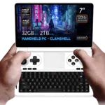 Kädet pitävät kädessään GPD Win Mini 2025:n valkoista versiota, tyylikästä simpukkakäyttöistä kannettavaa tietokonetta, jossa on 7-tuumainen 120 Hz:n VRR-näyttö, AMD Ryzen AI Pro 9 HX -prosessori, AMD Radeon Graphics, 32 Gt RAM-muistia ja 2 Tt NVMe-tallennustila futuristista kyberpunk-aiheista taustaa vasten.