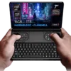 GPD-WIN-MINI-2025-INFOGRAFIKA-8840U-16-1-01 Ruke drže GPD Win Mini 2025, kompaktno ručno računalo s preklopom s 7-inčnim 120Hz VRR zaslonom, AMD Ryzen 7 8840U procesorom, AMD Radeon grafikom, 16GB RAM-a i 1TB NVMe memorije, prikazanim na futurističkoj cyberpunk pozadini.