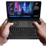 GPD-WIN-MINI-2025-INFOGRAPHIC-8840U-16-1-01 KÀdet pitÀvÀt kÀdessÀÀn GPD WIN Mini 2025:tÀ, joka on kompakti kannettava tietokone, jossa on 7-tuumainen 120 Hz VRR-nÀyttö, AMD Ryzen 7 8840U -suoritin, AMD Radeon Graphics -grafiikkapiiri, 16 Gt RAM-muistia ja 1 Tt NVMe-tallennustila, futuristista kyberpunk-taustaa vasten.