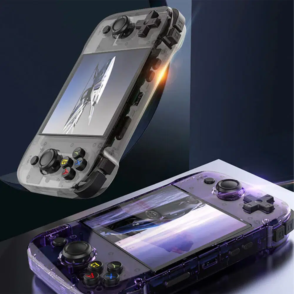 Două dispozitive portabile de jocuri, unul cu design negru transparent prezentat în poziție verticală, iar celălalt cu design violet transparent plasat orizontal, care prezintă ecranele și comenzile.
