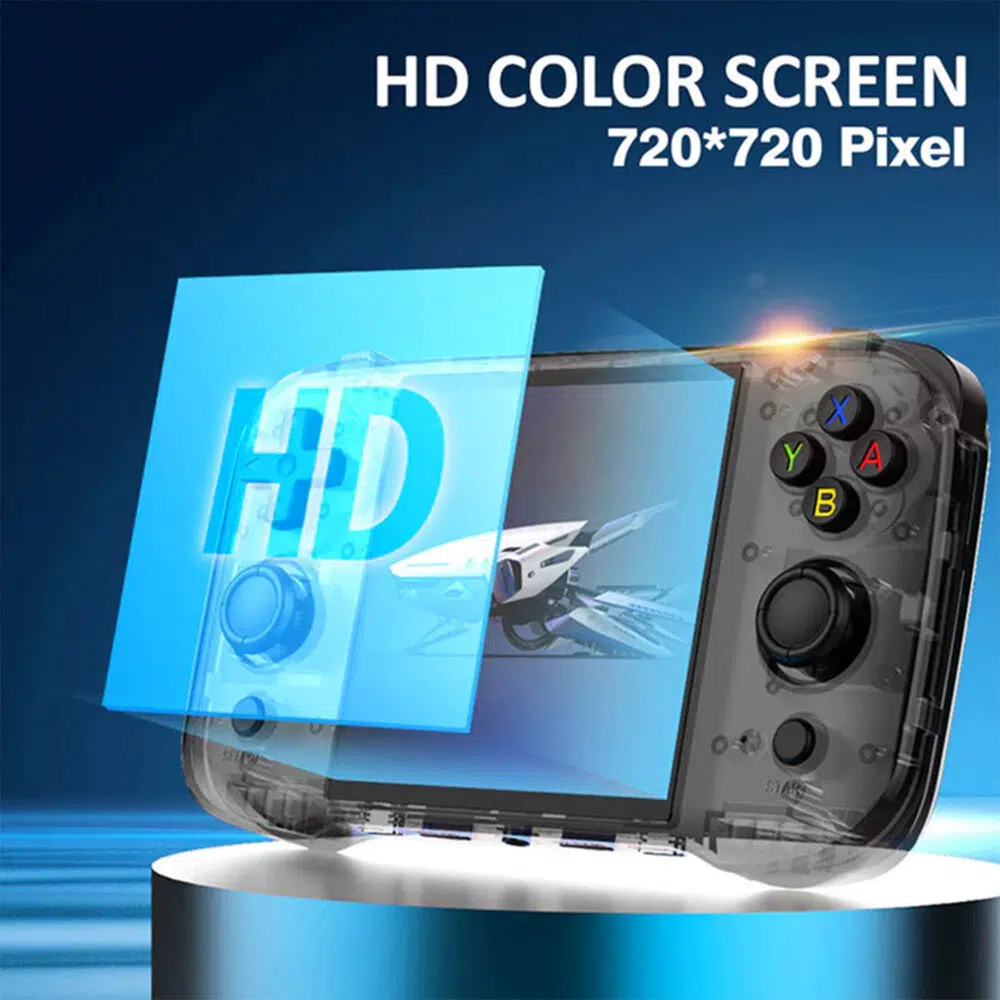Un dispozitiv portabil pentru jocuri cu o carcasă transparentă, prevăzut cu un ecran color HD cu o rezoluție de 720x720 pixeli. Deasupra ecranului este prezentat un ecran protector HD transparent.