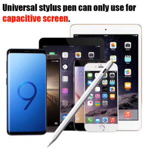 Penna stilo universale mostrata accanto a vari dispositivi, tra cui smartphone e tablet, con il testo: 'La penna stilo universale può essere utilizzata solo per schermi capacitivi'.