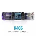 R46S-konsoleita violettina, mustana ja valkoisena, joista jokaisen näytöllä on erilainen visuaalinen ilme, ja lisäksi teksti "R46S OPEN SOURCE CONSOLE".