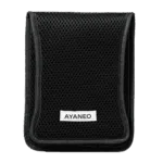 AYANEO POCKET-DMG-CASE-LISTING-DONE-01 Un étui de protection rectangulaire noir avec une texture en forme de maille recouvre toute la surface. Une étiquette blanche portant l'inscription "AYANEO" en noir est centrée près du bas de l'étui. L'étui semble fermé et est présenté sur un fond gris clair uni.