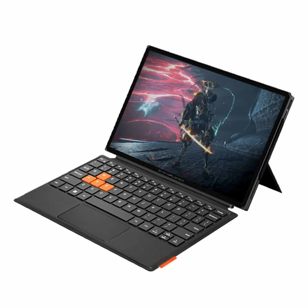 ONEXPLAYER X1 PRO spēļu rokas ierīce klēpjdatora režīmā ar pievienotu tastatūru, kurā tiek attēlots futūristisks karavīrs spēlē. Ierīcei ir atbalsta statīvs.