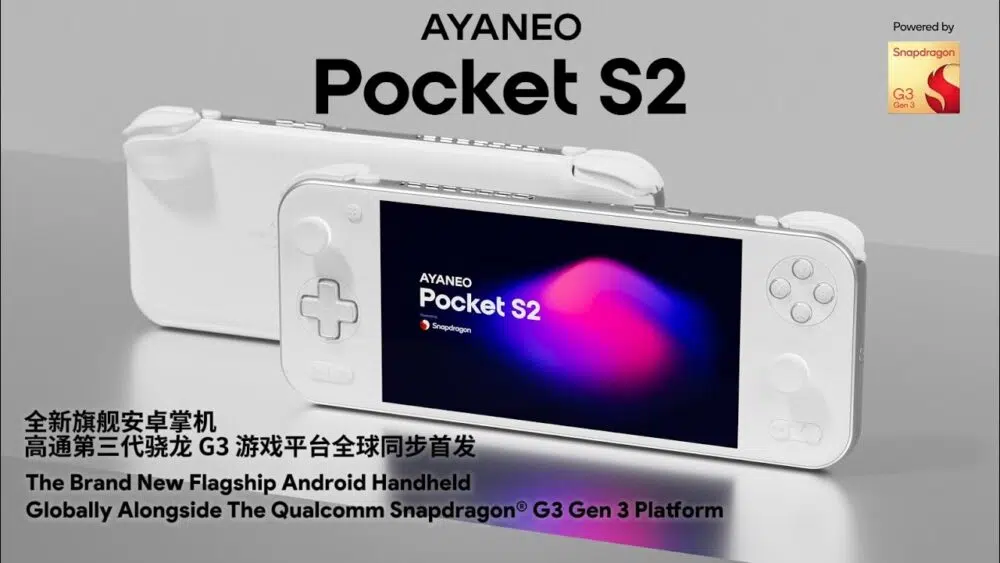 Et produktannonseringsbilde for AYANEO Pocket S2. To hvite AYANEO Pocket S2 håndholdte spillkonsoller vises mot en ren, tofarget grå bakgrunn. Konsollen i forgrunnen er vinklet for å vise skjermen, som viser "AYANEO Pocket S2" og et fargerikt, abstrakt design. Den andre konsollen er plassert bak den, liggende flatt på ryggen. Øverst i bildet står det "AYANEO Pocket S2" i stor, svart tekst, og til høyre er det en "Powered by Snapdragon"-logo med "G3 Gen 3" under. Under konsollene er det kinesiske og engelske reklametekster: "全新旗舰安卓掌机" og "The Brand New Flagship Android Handheld" etterfulgt av "高通第三代骁龙 G3 游戏平台全球同步首发" og "Globally Alongside The Qualcomm Snapdragon® G3 Gen 3 Platform".