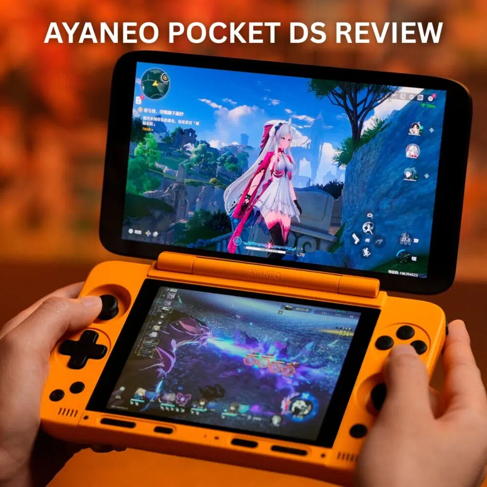 Közelkép az AYANEO Pocket DS kézi játékkonzol videós értékeléséhez. Az élénk narancssárga kagylós kialakítású készüléket két kézzel tartjuk nyitva. A felső képernyőn egy harmadik személyű női anime-karaktert látunk egy világos fantáziavilágban, míg a kisebb, alsó érintőképernyőn egy sötétebb akciójelenet látható, izzó effektekkel. A képen felül nagy fehér szövegben az olvasható: "AYANEO Pocket DS REVIEW". A háttér egy elmosódott narancssárga és barna felület.