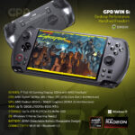 Een dynamische infographic waarin de zwarte GPD WIN 5 handheld gameconsole wordt getoond. Het apparaat is schuin geplaatst en het scherm toont het titelscherm van het spel Cyberpunk 2077: Gangs of Night City - Het bordspel. De achterkant van een andere GPD WIN 5 is zichtbaar op de achtergrond. De titel luidt: "GPD WIN 5: Desktopprestaties. Handheld Vrijheid. Onder de console staat een gedetailleerde lijst met maximale specificaties: 7" Full HD Gaming Display, AMD Ryzen™ AI Max 385 / Max+ 395 CPU, tot 128GB LPDDR5x RAM, tot 4TB M.2 PCIe 4.0 NVMe SSD en een 80Wh afneembare batterij. Het Windows 11 logo en de AMD Ryzen AI Max en AMD Radeon 8050S logo's worden ook weergegeven.