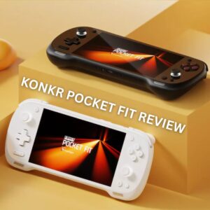 Väikepilt videoülevaate jaoks KONKR POCKET FIT pihuarvuti mängukonsoolist. Pildil on kaks konsooli: must konsool, mis toetub taustal kõrgendatud kollasele plokile, ja valge konsool, mis on nurga all esiplaanil. Mõlemal ekraanil on vastav hõõguv oranž ja must abstraktne kujundus. Suur kollane tekst "KONKR POCKET FIT REVIEW" on kujutise keskel üleval. Taust on kollane ja pehmelt valgustatud.