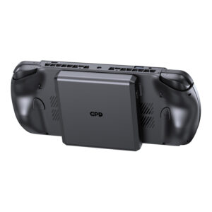 Črna ročna igralna konzola GPD WIN 5 z odstranljivim baterijskim vložkom, ki je pritrjen na sredini hrbtišča, je prikazana pod kotom od zadaj. Ta pogled prikazuje, kako je baterijski modul vgrajen med ergonomska držala naprave. Vidne so oznake za prezračevanje konzole in gumbe na ramenih. Konzola in baterija sta izolirani na belem ozadju.