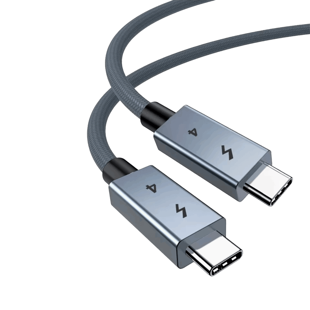 Közelkép egy kiváló minőségű USB-4 kábelről, amely két USB-C csatlakozót tartalmaz, űrszürke fémházzal. A csatlakozókra egy villám és a "4" szám van gravírozva. Maga a kábel tartós, szürke, fonott nejlonköpennyel rendelkezik, amely ívesen látható egyszínű fehér háttér előtt.