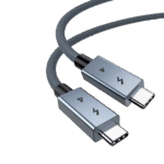 Primo piano di un cavo USB-4 di alta qualità con due connettori USB-C con alloggiamenti metallici grigio spazio. Sui connettori sono incisi l'icona di un fulmine e il numero "4". Il cavo è dotato di una resistente guaina in nylon intrecciato di colore grigio, che si staglia su uno sfondo bianco.  