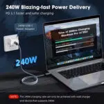 Un'immagine di lifestyle intitolata "240W Blazing-fast Power Delivery". Mostra il cavo collegato a un adattatore da parete bianco e un MacBook Pro 16" su una scrivania. Un grafico sullo schermo confronta le velocità di ricarica, mostrando PD 3.1 a 240W che raggiunge il 76% di carica in 30 minuti, molto più velocemente di PD 3.0 a 100W (52%) o 60W (31%).  