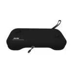 Pohľad spredu na čierne pevné cestovné puzdro s bielym logom AYN na ľavej strane, dvoma tvarovanými kruhovými výčnelkami na ochranu palcov, zipsovým uzáverom so značkovým ťaháčikom a pripojeným čiernym remienkom na zápästie.