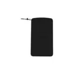 Plochý, vertikálny pohľad na čierne textilné úložné vrecko. V strede má jemné vyrazené logo AYN a v ľavom hornom rohu čierny uzáver na šnúrku s plastovým gombíkom. 