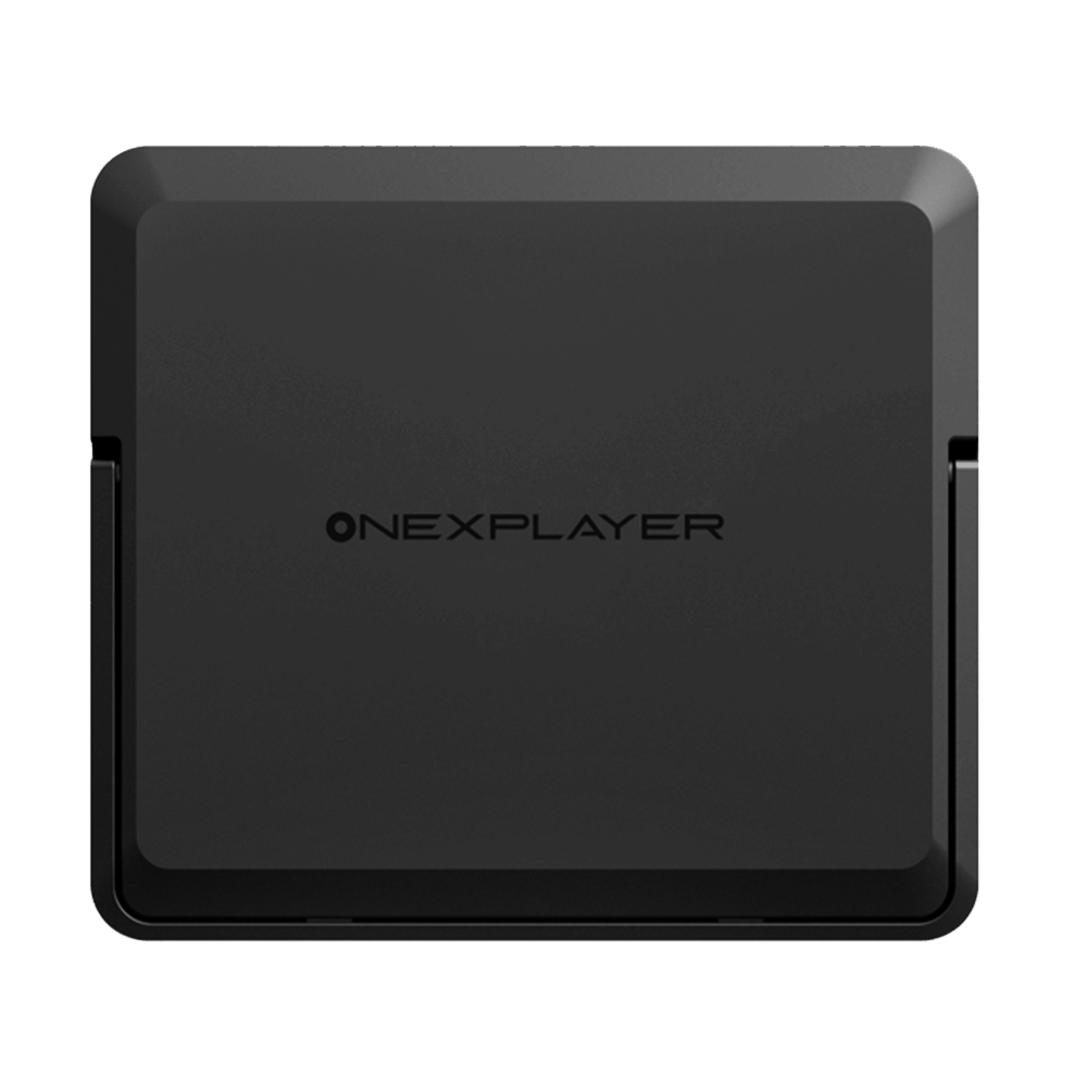 Egy matt fekete, négyzet alakú elektronikus eszköz felülnézetben, a fedél közepén az "ONEXPLAYER" logóval. Az eszköz lekerekített sarkokkal, fazettált élekkel és egy látható csuklómechanizmussal rendelkezik a bal és jobb oldalon, ami arra utal, hogy ez egy összecsukható vagy kagyló stílusú kézi játékkonzol vagy laptop kiegészítő. Az egész tárgy egyszínű fekete háttér előtt helyezkedik el.