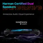 ONEXPLAYER Apex kézi játékkonzol marketinggrafikája. A felső szövegben ciánkék és lila színben a "Harman Certified Dual Speakers" felirat olvasható, egy nagy, narancssárga körvonalú "IMMERSIVE" szó fölött. Alatta az "Immersive Audio-Visual Experience" felirat olvasható, és a Harman AudioEFX logó látható. A kép közepén egy fekete kézi játékeszköz alsó széle látható, világító RGB joystickokkal. A textúrázott vezérlőmarkolatokon található hangszórórácsokból stilizált hanghullámok áradnak. A keret alsó részén fekete háttér előtt fehér digitális pontokból álló, hullámszerű, áramló minta látható.