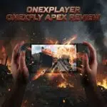 Egy kéz, amely egy ONEXFLY APEX játékkéziszámítógépet tart, a képernyőn robbanásokkal.