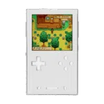 O vedere frontală a AYANEO Pocket DMG într-un finisaj curat alb/argintiu. Ecranul afișează un joc colorat de simulare a agriculturii. D-pad-ul și butoanele de acțiune sunt albe cu o calitate translucidă, potrivindu-se cu estetica minimalistă a consolei.  
