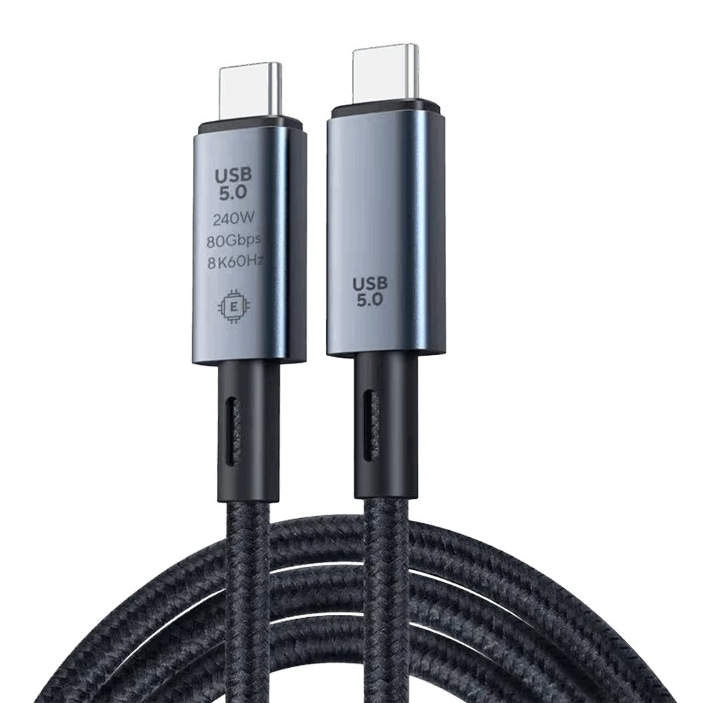 Focus: Connector Close-up Visueel: Een strakke, verticale opname van de twee USB-C koppen tegen een zwarte achtergrond. Belangrijke info: Eén kop is gegraveerd met het E-marker-chippictogram en de vier belangrijkste specificaties (240W, 80Gbps, 8K60Hz).