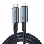 Osredotočenost: Vizualno: USB-C na črnem ozadju. Ključne informacije: Na eni glavi je vgravirana ikona čipa E-marker in štiri glavne specifikacije (240 W, 80 Gb/s, 8K60 Hz). 