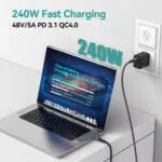 Poudarek: 240W zmogljivost polnjenja Vizualno: Prikazan je MacBook Pro, priključen v stensko vtičnico. Ključne informacije: Poudarja specifikacije PD 3.1 in 48 V/5 A. Ima vrstico napredka, ki prikazuje, da se prenosnik v 30 minutah napolni do 76 %.  