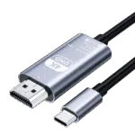 Studijos nuotraukoje juodame fone matomas metalinės sidabro spalvos C tipo ir HD adapterio kabelis. Ant pagrindinio adapterio korpuso yra tekstas anglų kalba: "4K UHD Type-C Type-C to HD Cable Model TH001 Rev: No.01 Made in China" ir CE, WEEE ir FCC simboliai. Prie šio metalinio korpuso viename gale prijungta HDMI išorinė jungtis, o kitame gale - juodas izoliuotas kabelis. Be to, po pagrindiniu korpusu pavaizduota atskira C tipo vyriška jungtis su atitinkamu sidabriniu korpusu, taip pat su iš dalies matomu kabeliu. Visos jungtys turi juodos spalvos termo susitraukimo arba plastiko elementus, kur kabeliai jungiasi su jungtimis.