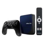 Eine perspektivische Studioaufnahme des RockTek G2 Android TV-Box-Bundles vor einem schwarzen Hintergrund. Das Set enthält einen quadratischen, marineblauen, strukturierten Media-Hub, einen schwarzen, ergonomischen Game-Controller mit zwei Joysticks und eine schlanke schwarze Fernbedienung mit speziellen Tasten für YouTube, Netflix, Prime Video und Disney+.