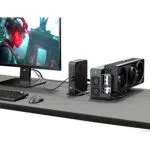L'involucro dell'eGPU GPD G2 collegato a un mini PC e a un monitor da gioco GPD, alimenta un gioco AAA di fascia alta con una scheda grafica a tre ventole.