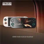 Pohled zepředu na černý kapesní počítač SD865 OLED s operačním systémem Android s analogovými páčkami s čajovým kroužkem v popředí, bílý model v pozadí a logo Retroid Pocket v levém horním rohu.