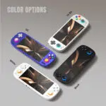 Skupinový snímek kapesního počítače Retroid Pocket 5 ve všech čtyřech barevných variantách: 16bitová šedá, GC Indigo Purple, Minimalistická bílá s oranžovými LED diodami a Klasická černá s modrými LED diodami.