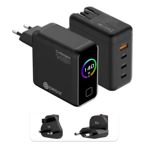 Podrobná grafika produktu zobrazujúca dva pohľady na čiernu nástennú nabíjačku DROIX 140W USB-C a jej vymeniteľné medzinárodné adaptéry. Pohľad vľavo hore zobrazuje matné čierne telo nabíjačky s lesklým predným displejom. Na displeji je živý kruhový prstenec dúhovej farby okolo indikátora výkonu "140 W". Pravý horný pohľad upozorňuje na štyri výstupné porty: tri porty USB-C (označené 40 W, 100 W a 140 W) a jeden oranžový port USB-A (22,5 W). V spodnej časti sú zobrazené dva zacvakávacie cestovné adaptéry pre zásuvky v Spojenom kráľovstve a EÚ, ktoré zdôrazňujú všestrannosť zariadenia pri cestovaní po celom svete.    