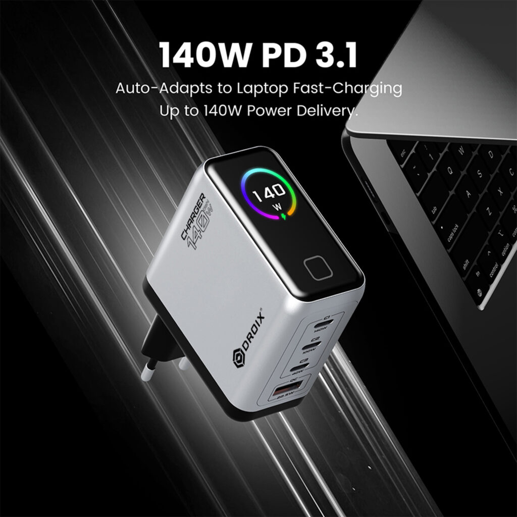 Lähikuva hopeisesta DROIX 140W -laturista, jossa näkyy sen neljä porttia ja integroitu näyttö. Tekstissä korostetaan "140W PD 3.1" -teknologiaa ja korostetaan sen kykyä mukautua automaattisesti ja ladata nopeasti tehokkaita kannettavia tietokoneita.